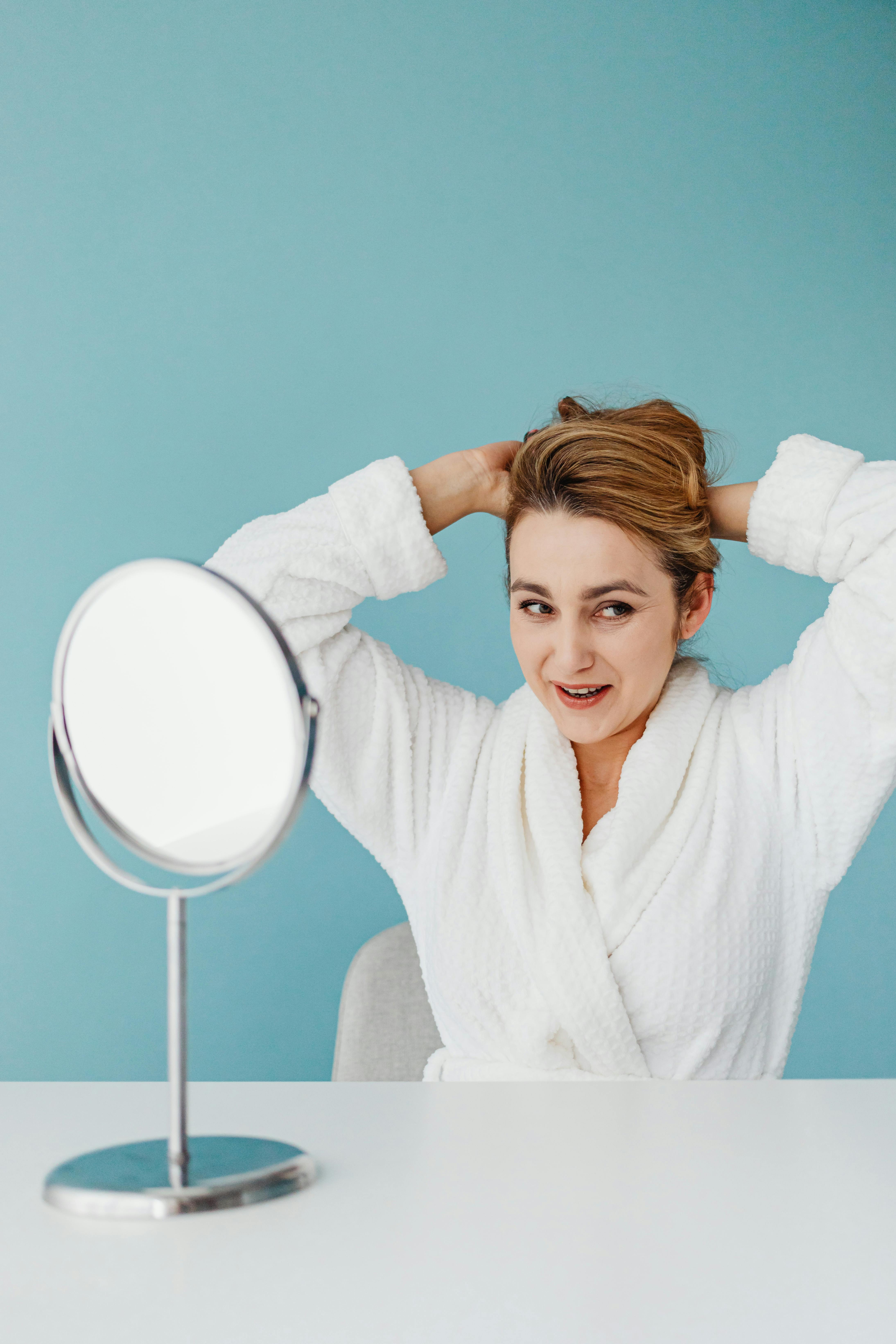 朋友一起观影的轻松互动氛围图